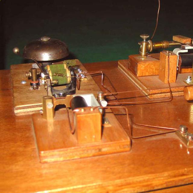 Reconstitution du récepteur de Marconi en 1895. [Yves Fournier - Musée Marconi de Salvan]