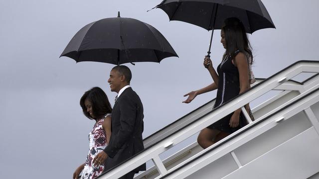 Barack Obama, son épouse et leurs filles descendent d'Air Force One, l'avion présidentiel américain, ce dimanche 20 mars 2016 à La Havane.