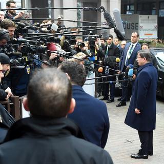 Le Premier ministre turc Ahmet Davutoglu devant la presse lors de son arrivée à Bruxelles. [AP/Keystone - Geert Vanden Wijngaert]