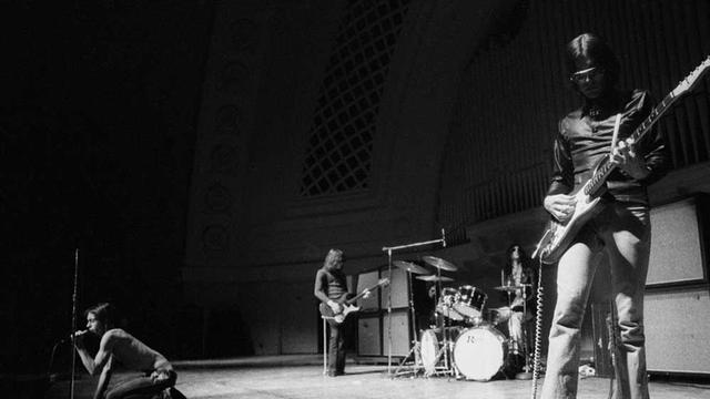 Iggy Pop et son cyclone rock The Stooges vus par le cinéaste Jim Jarmusch. [www.tous-ecrans.com/© Tom Copi]