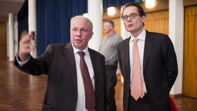 Christoph Blocher (à gauche) et Roger Köppel (à droite), en 2015 à Zurich. [Ennio Leanza]
