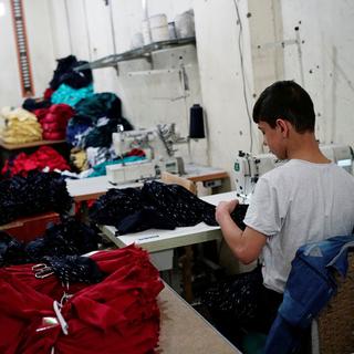 De jeunes réfugiés syriens dans une usine de textile à Gaziantep en Turquie. [Reuters - Umit Bektas]