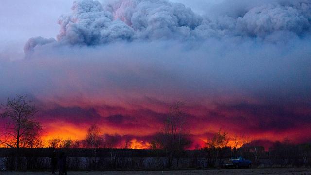 Un feu de forêt entre Anzac, ville également évacuée, et Fort McMurray mercredi.