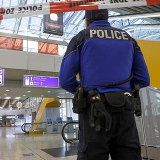Un policier genevois lors d'une alerte à l'aéroport international de Genève (image d'archive). [Keystone - Salvatore Di Nolfi]