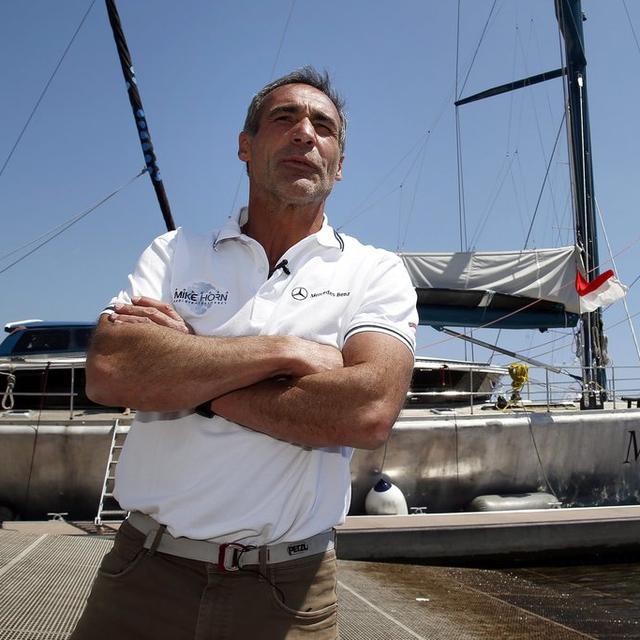 Mike Horn devant son bateau d'exploration à Monaco. [Keystone - Sebastien Nogier]