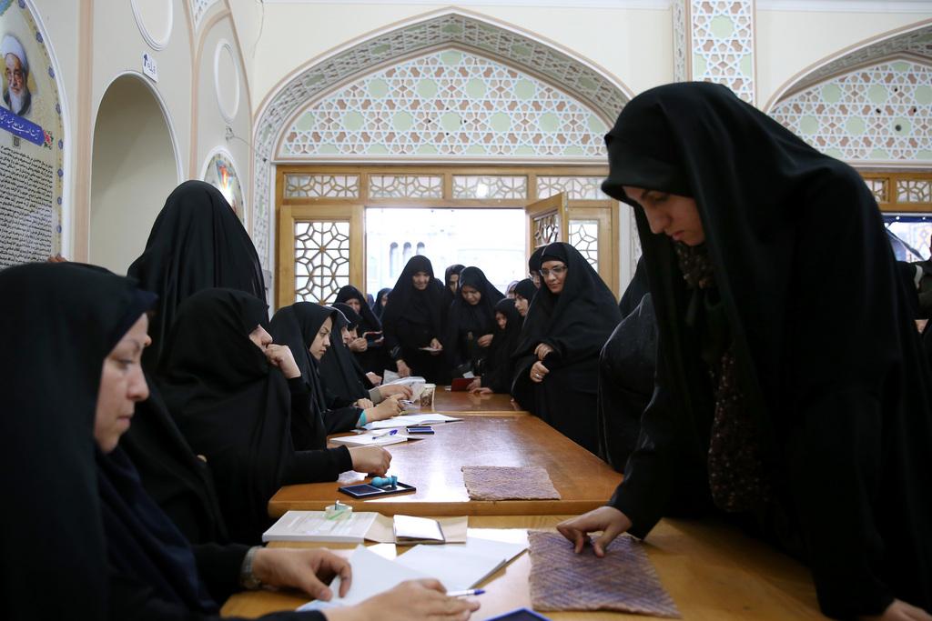 Les hommes et les femmes avaient des bureaux de vote séparés pour aller voter pour les législatives iraniennes. [KEYSTONE - AP Photo/Ebrahim Noroozi]