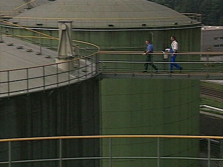 Contrôle des stocks de guerre d'hydrocarbure, 1998. [RTS]