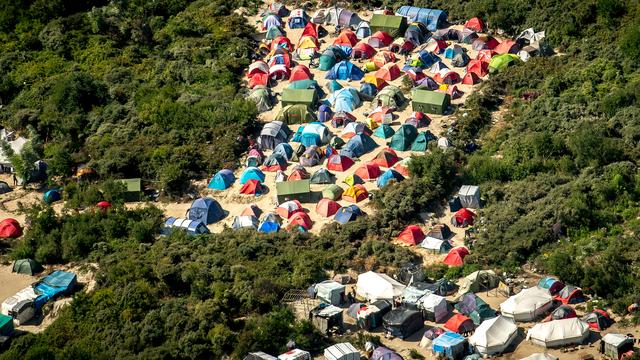 Vue aérienne de la "jungle" de Calais, bidonville où vivent près de 10'000 migrants. [AFP - Philippe Huguen]