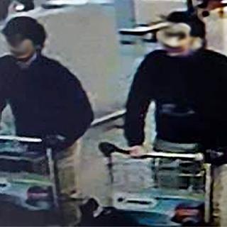 Deux des kamikazes présumés ont été identifiés (image de vidéosuerveillance de l'aéroport). [Belga/AFP - Federal police]