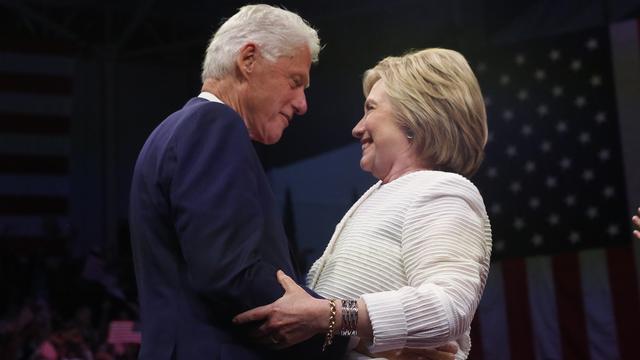 Hillary Clinton et son mari Bill. [Reuters - Shannon Stapleton]