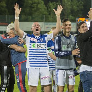 Les joueurs de Lausanne fêtent leur ascension en Super League, le 9 mai 2016 à Aarau. [Keystone - Urs Flueeler]
