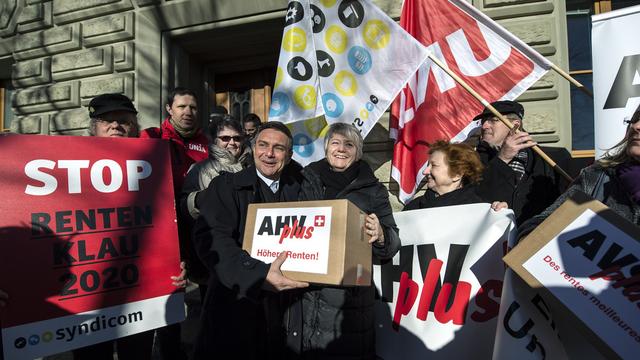 Les initiants d'AVS Plus lors du dépôt des signatures en 2013 à Berne. [KEYSTONE - Peter Schneider]