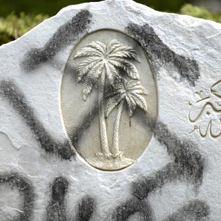 Une tombe musulmane profanée en mai 2015 au cimetière du Bois-de-Vaux à Lausanne. [Keystone - Christian Brun]