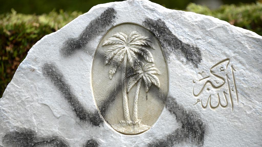 Une tombe musulmane profanée en mai 2015 au cimetière du Bois-de-Vaux à Lausanne. [Keystone - Christian Brun]