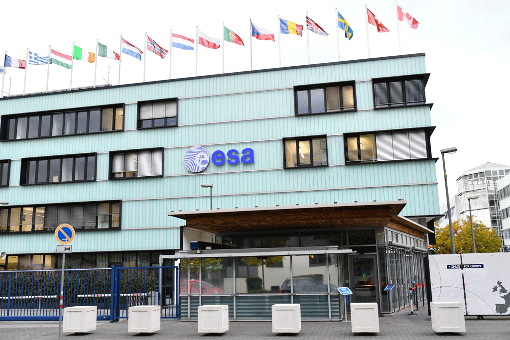 Une vue de l'entrée du bâtiment principale de l'Agence spatiale européenne à Darmstadt en Allemagne.