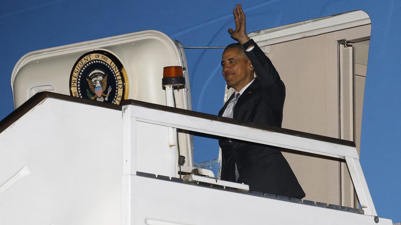 Barack Obama à son arrivée jeudi à bord de l'avion de la présidence américaine Air Force One à l'aéroport de Stansted près de Londres. [Kevin Lamarque]