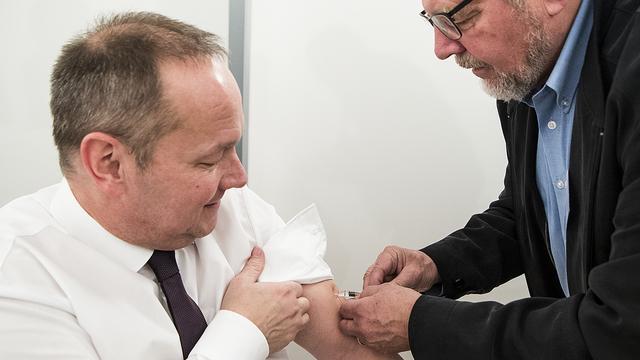 Le président du Conseil national Jürg Stahl (gauche) se fait vacciner contre la grippe [Anthony Anex]