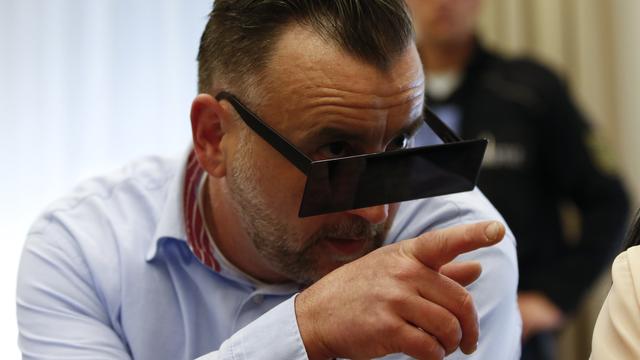 Le fondateur du mouvement Pegida est arrivé au tribunal de Dresde avec des lunettes noires en forme de bandeau pour masquer ses yeux. [Fabrizio Bensch]