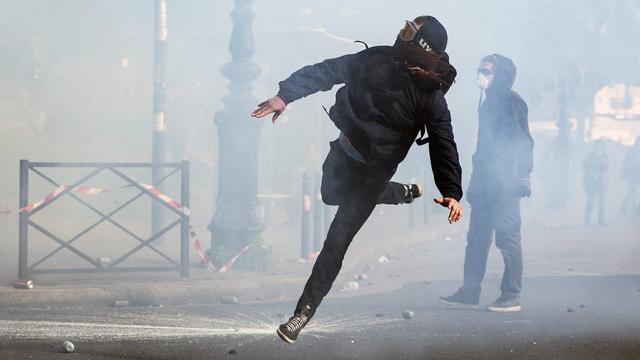 La police a dispersé plusieurs centaines de personnes à Paris. [key - EPA/Etienne Laurent]