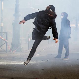 La police a dispersé plusieurs centaines de personnes à Paris. [key - EPA/Etienne Laurent]