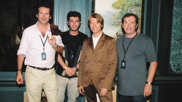 1er juillet 2002, dans les coulisses de l’Olympia (Paris) juste après un concert. De gauche à droite: Michael Gentile (Ouï FM), Yann Zitouni (RTS), David Bowie et Jean-Patrick Laurent (Ouï FM). [Sony Music]