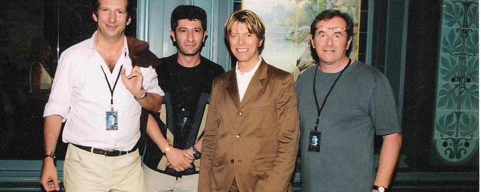 1er juillet 2002, dans les coulisses de l’Olympia (Paris) juste après un concert. De gauche à droite: Michael Gentile (Ouï FM), Yann Zitouni (RTS), David Bowie et Jean-Patrick Laurent (Ouï FM). [Sony Music]