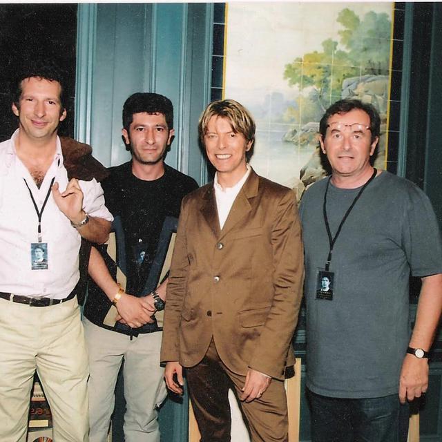 1er juillet 2002, dans les coulisses de l’Olympia (Paris) juste après un concert. De gauche à droite: Michael Gentile (Ouï FM), Yann Zitouni (RTS), David Bowie et Jean-Patrick Laurent (Ouï FM). [Sony Music]