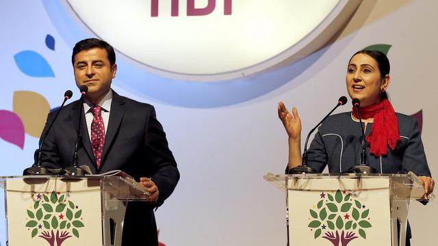 Selahattin Demirtas (à gauche) et Figen Yuksekdag (à droite) en avril 2015. [Keystone - Sedat Suna]