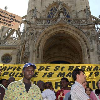 Des centaines de sans-papiers manifestent devant l'église Saint-Bernard où, en 1996, 300 Africains en situation illégale qui occupaient l'édifice religieux étaient évacués par les forces de l'ordre. [AFP - Mehdi Fedouach]