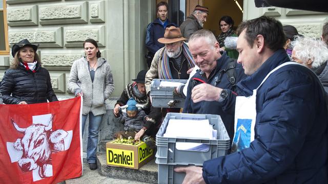 Les activistes ont déposé leurs paraphes à Berne. [Lukas Lehmann]