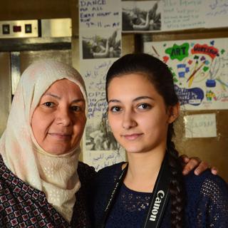 Suzan, réfugiée syrienne, et sa fille Lina. [RTS - Angélique Kourounis]