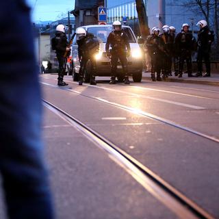 La police se prépare à intervenir à Zurich face à des manifestants (image d'illustration). [Siggi Bucher]