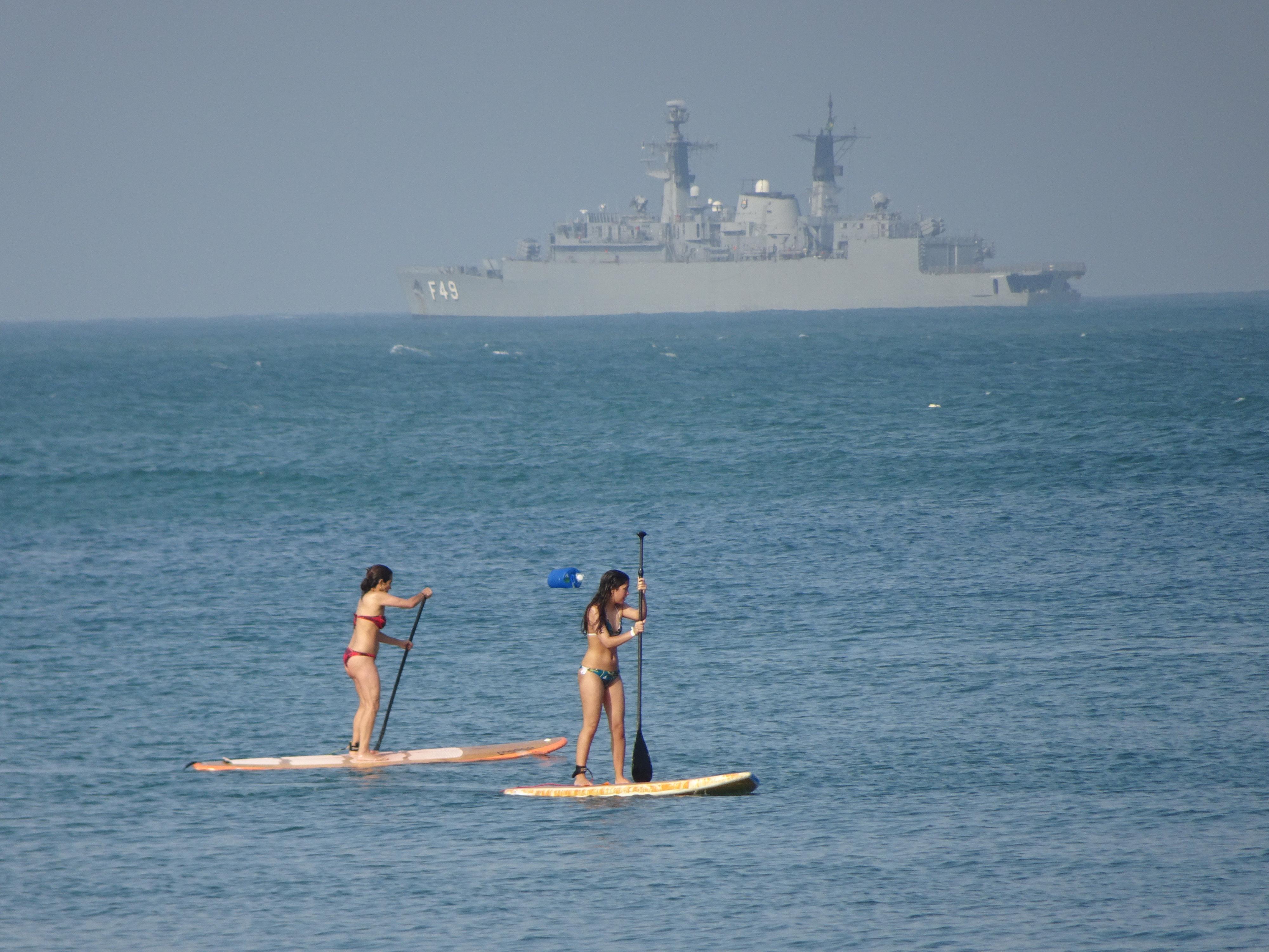 L'armée maritime brésilienne veille au grain devant la plage de Copacabana. [Philippe Mory]