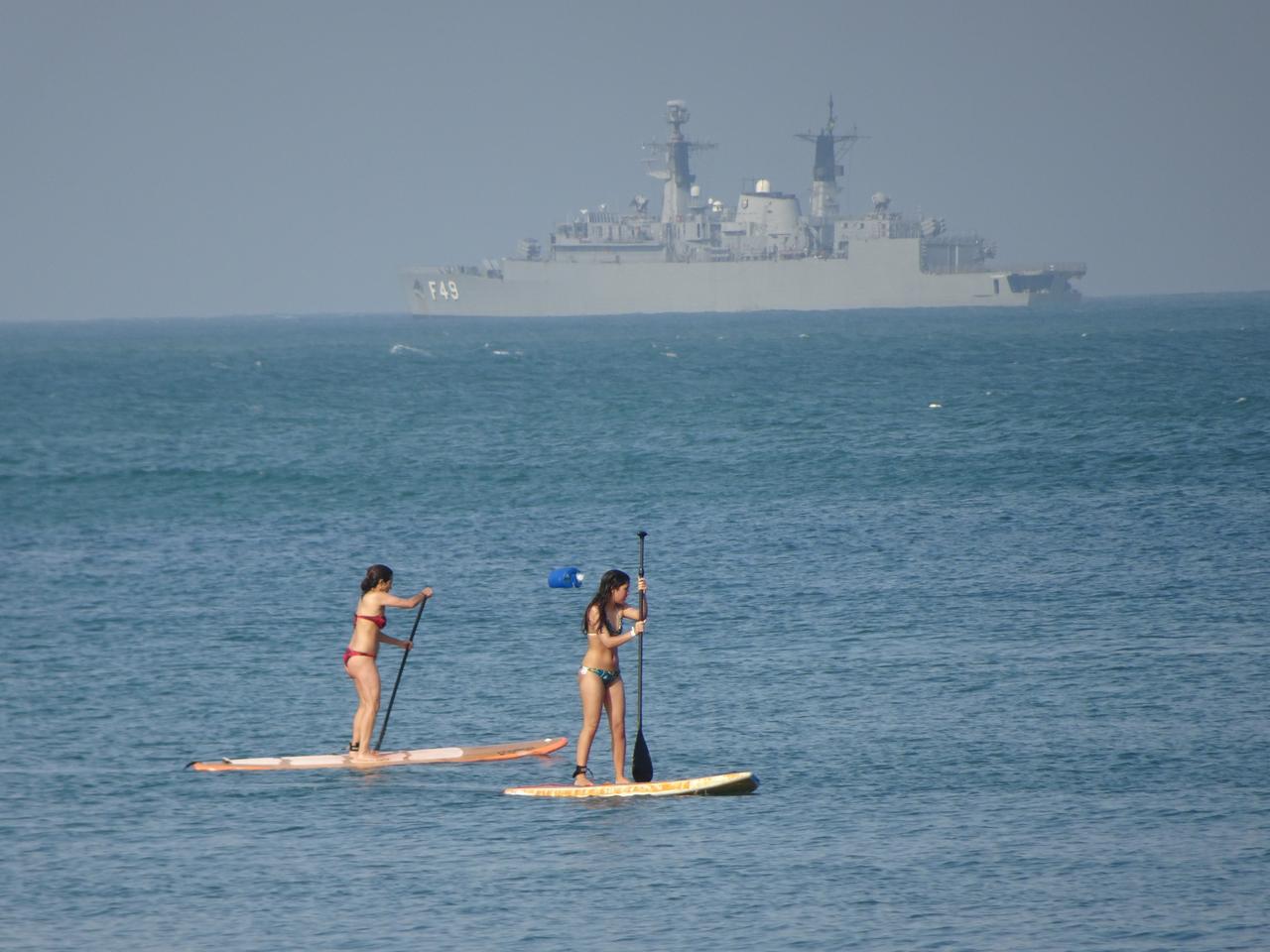 L'armée maritime brésilienne veille au grain devant la plage de Copacabana. [Philippe Mory]