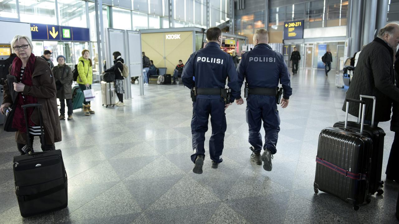 Deux policiers en patrouille dans l'aéroport d'Helsinki-Vantaa. [Lehtikuva/AFP - Heikki Saukkomaa]