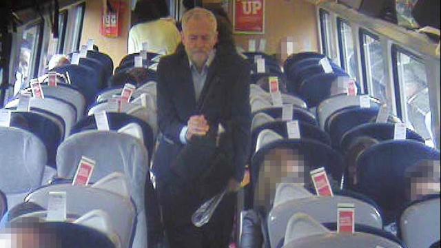 La compagnie de train a diffusé plusieurs images, dont celle-ci, où l'on voit Jeremy Corbyn dans un train où des sièges sont encore disponibles. [KEYSTONE - Virgin Trains via AP]