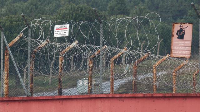 Les barbelés des murs d'une prison à Istanbul. [Keystone - AP]