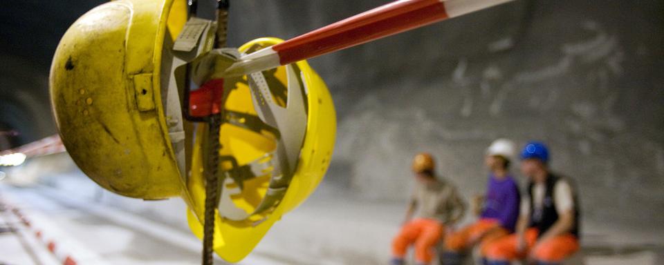 De nombreuses personnes ont oeuvré à la réalisation du tunnel du Gothard. [Keystone - Martin Ruetschi]