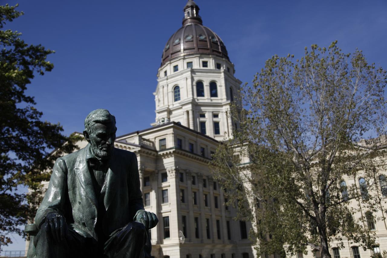 La statue d'Abraham Lincoln devant le capitole de Topeka, la capitale du Kansas. [Renaud Dumesnil]