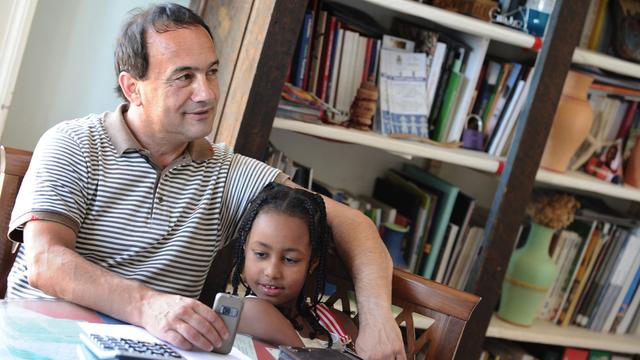 Domenico Lucano dans son bureau de la mairie de Riace en 2011. [AFP - Mario Laporta]