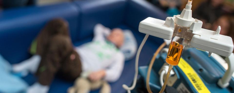 Les parents qui soignent à domicile leur enfant gravement malade ou handicapé doivent être mieux soutenus. [DPA/AFP - Matthias Balk]