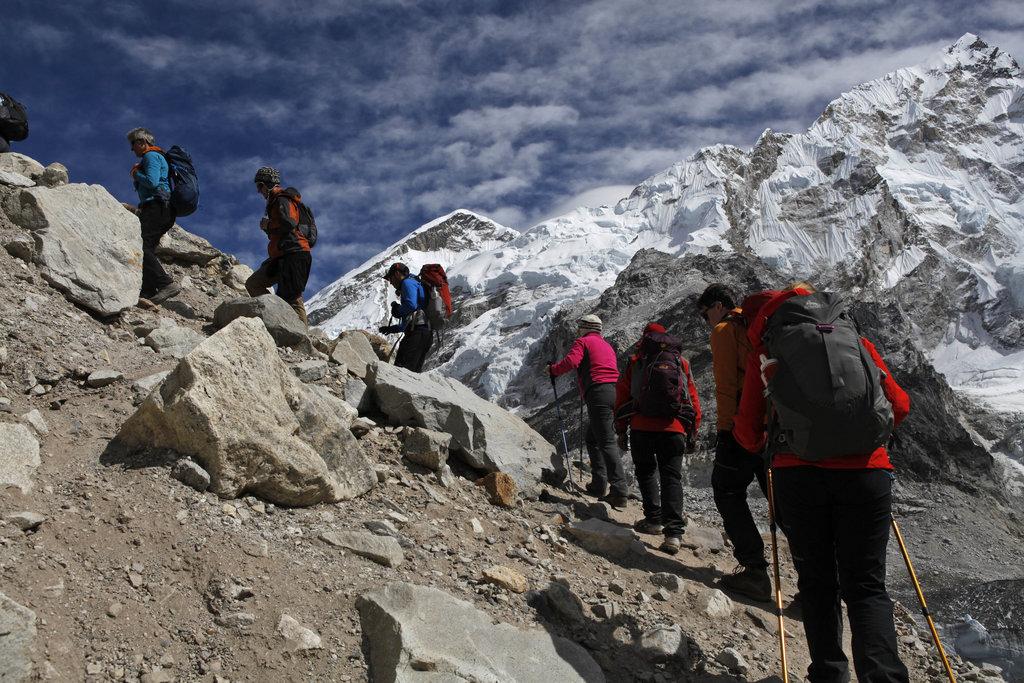 Octobre 2015, après la réouverture de la route après le tremblement de terre d'avril 2015. [KEYSTONE - TASHI SHERPA]