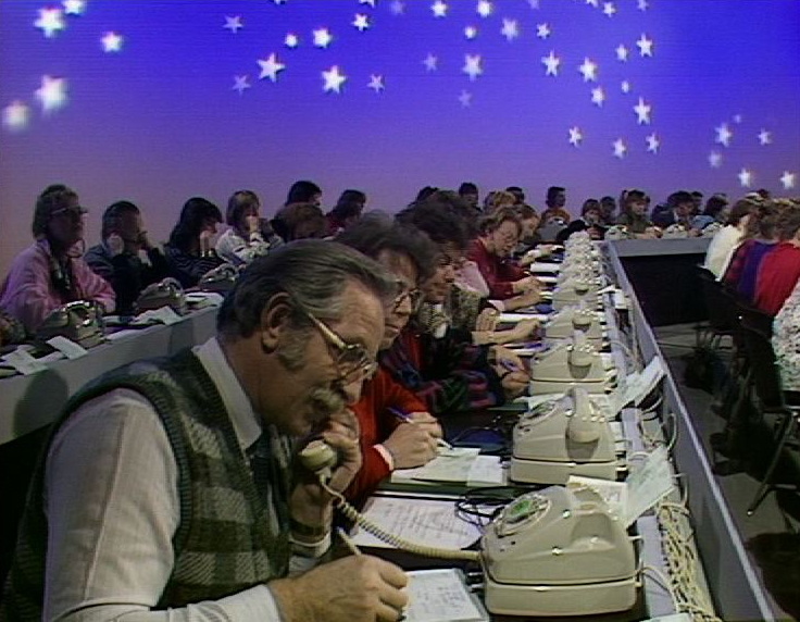 Les téléphonistes de la Chaîne du Bonheur pour la Nuit étoilée en 1988. [RTS]