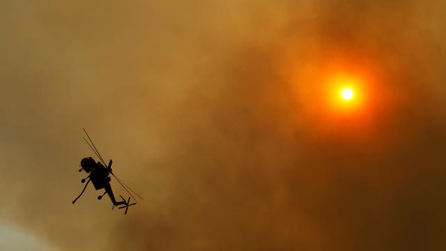 Un hélicoptère luttant contre le feu en Californie, le 20 juin 2016. [Mike Blake]