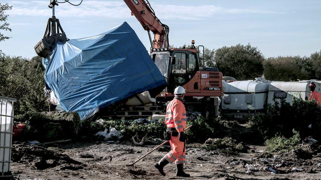 Les derniers restes de la "jungle" de Calais étaient évacués par quelques pelleteuses ce lundi 31 octobre. [AFP Photo - Philippe Huguen]