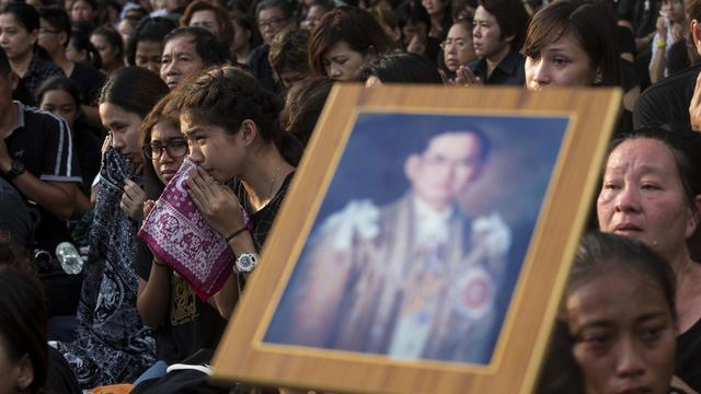 La foule est descendue dans les rues de Bangkok, de noir vêtue, pour rendre hommage à son souverain décédé. [Keystone - AP Photo/Wason Wanichakorn]