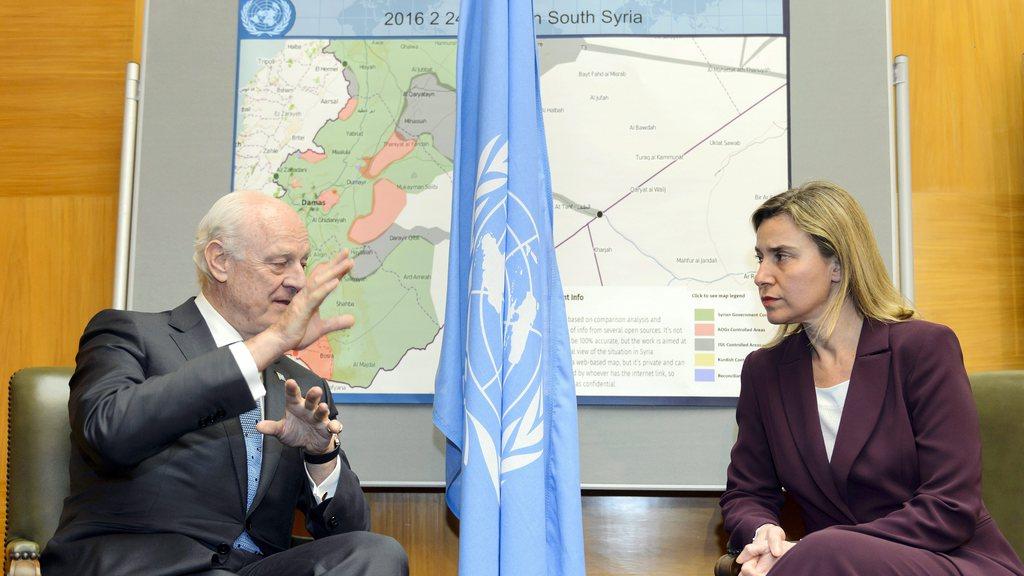 L'émissaire de l'ONU sur la Syrie Staffan de Mistura, à gauche, et la cheffe de la diplomatie européenne Federica Mogherini à Genève. [EPA/MARTIAL TREZZINI]