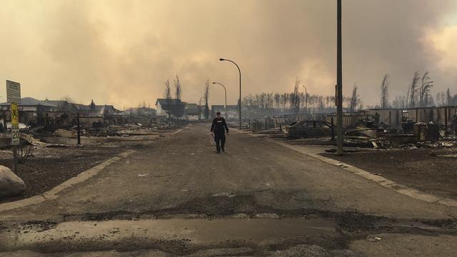 Des quartiers entiers de Fort McMurray ont été détruit. Les habitants ne pourront pas retourner y habiter avant longtemps. [Courtesy Alberta RCMP/Handout via REUTERS]