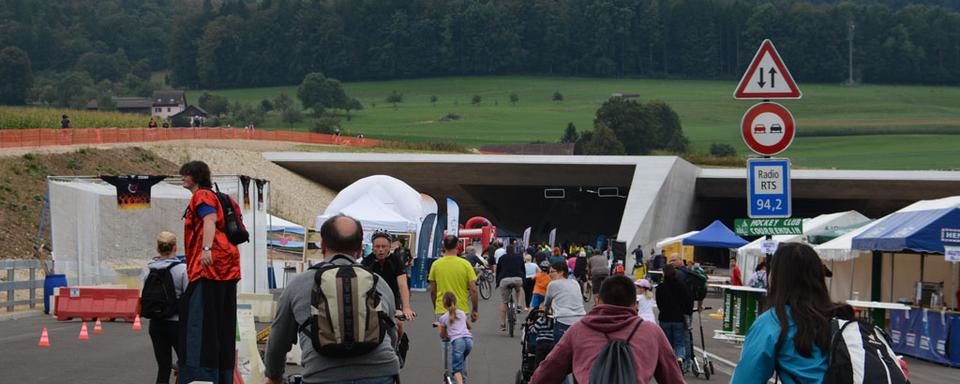 La population jurassienne a été invitée à prendre possession de la Transjurane l'espace d'une journée. [RTS - Gaël Klein]