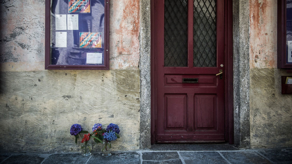 Des fleurs devant le Teatro Dimitri à Verscio (TI) après le décès de l'artiste. [Ti-Press/Keystone - Samuel Golay]